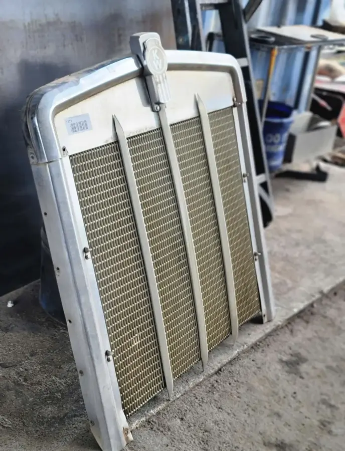 Used Kenworth W900 Grille – part number PTD-2200, photo 1 of 3