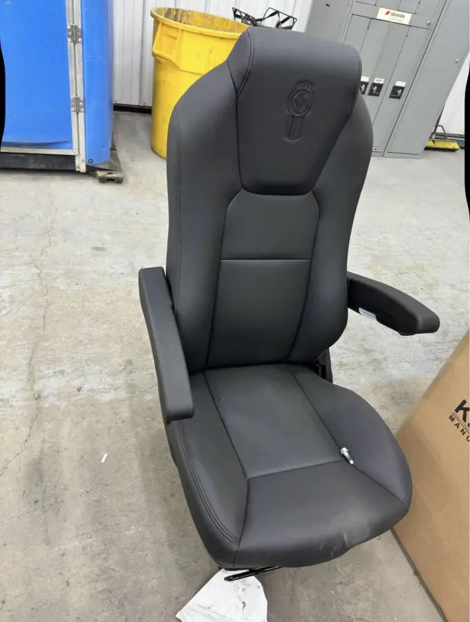 New Kenworth Gt703 Driver Seats – part number PTD-2221, photo 1 of 2
