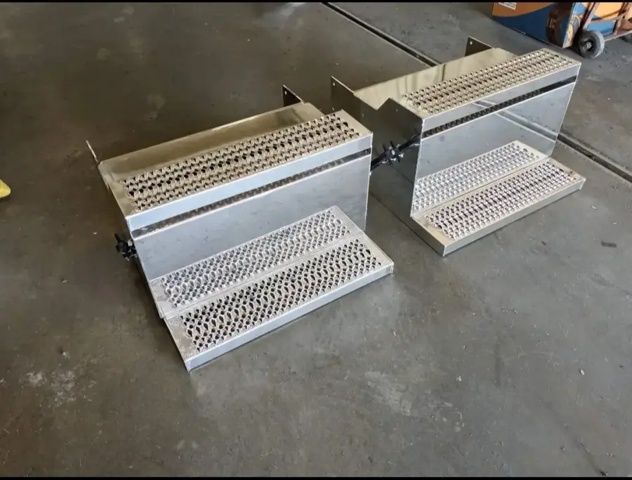 Peterbilt 379 Steps – part number PTD-2241