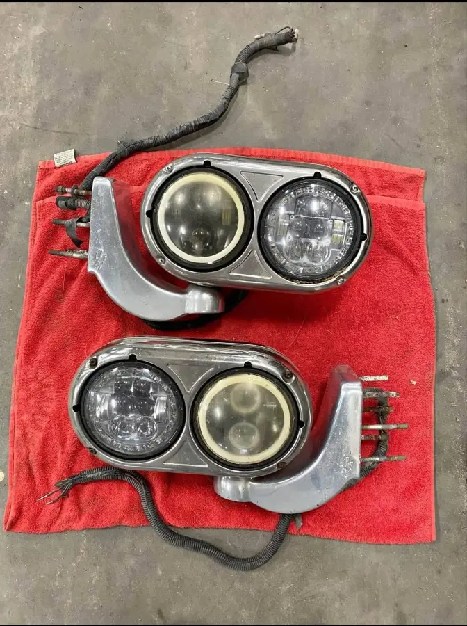 Used Peterbilt Headlights – Come Off a 389 – part number PTD-2264
